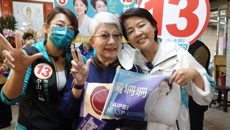 黃珊珊率議員候選人林珍羽走訪松江市場。莊宗達攝