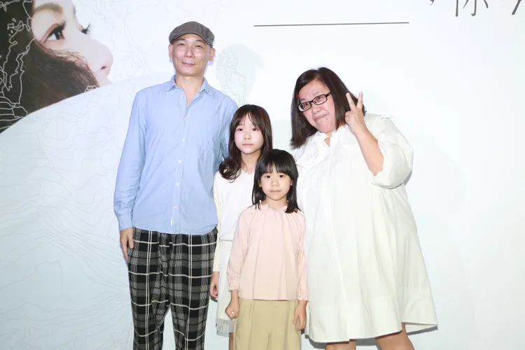 鍾欣凌（右）帶全家挺萬芳。朱世閎攝