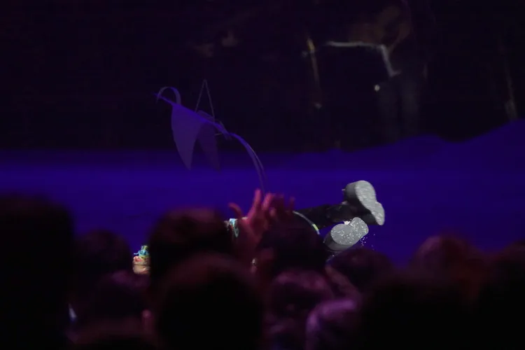 萬芳唱完索性躺在充滿沙子的舞台上。朱世閎攝