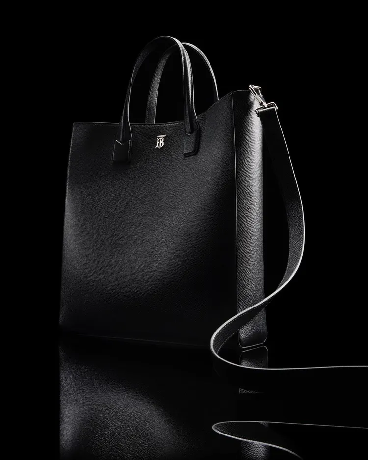 TB logo皮革托特包，約6萬9000元。翻攝burberry IG