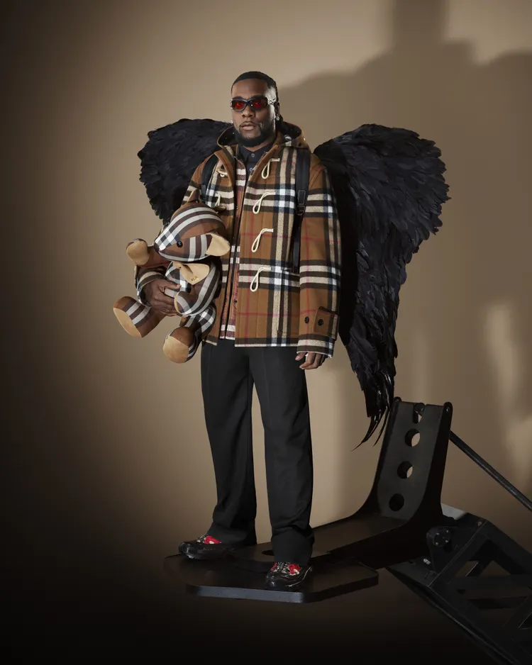 奈及利亞歌手Burna Boy化作暗黑天使入鏡。品牌提供