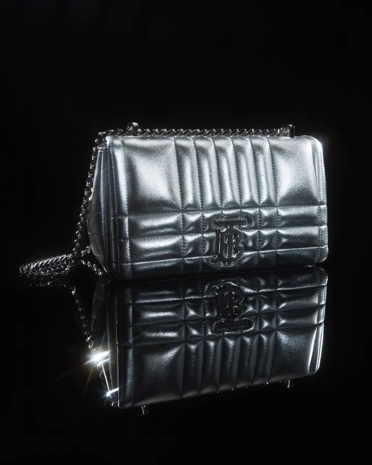 絎縫金屬質感皮革小型Lola肩背包，約7萬5000元。翻攝burberry IG
