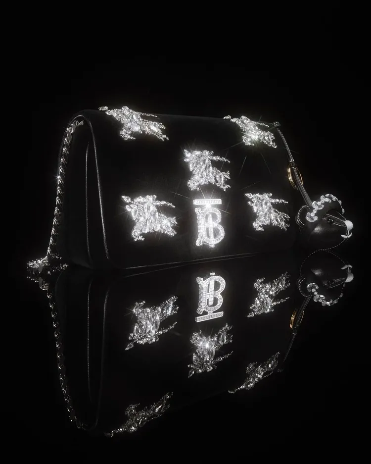 水晶馬術騎士裝飾絲絨Lola肩背包，約10萬9000元。翻攝burberry IG