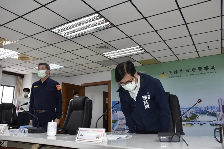 陳其邁鞠躬感謝警察弟兄，發揮團隊戰力、運用科技偵查等方式，壓制暴力分子囂張氣焰。高雄市警局提供