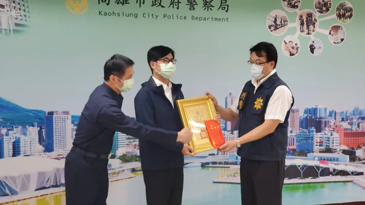 陳其邁頒獎給林園分局偵查隊長陳財源。王勇超攝