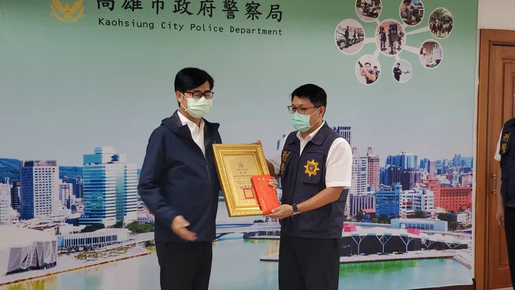 陳其邁頒獎給刑警大隊副大隊長林耕宇。王勇超攝