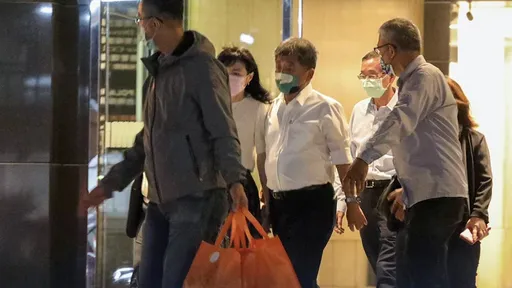 揭陳時中摟人妻挨告 徐巧芯「謝丞相賜箭」有新料剛好請檢調追查