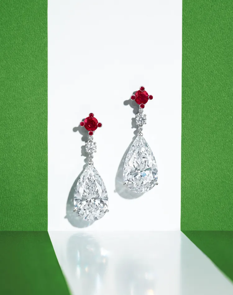 關之琳所珍藏的1對鑽石及紅寶石耳環，最終以1317萬港幣（約5229萬元台幣）落槌。佳士得提供