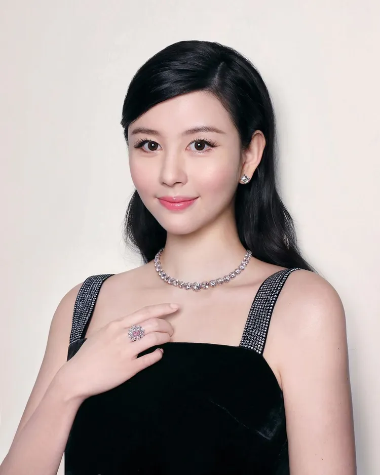 港星邱淑貞大女兒沈月，也曾試戴過拍場中的這條耀眼鑽石項鍊。翻攝yuetyuetxx IG