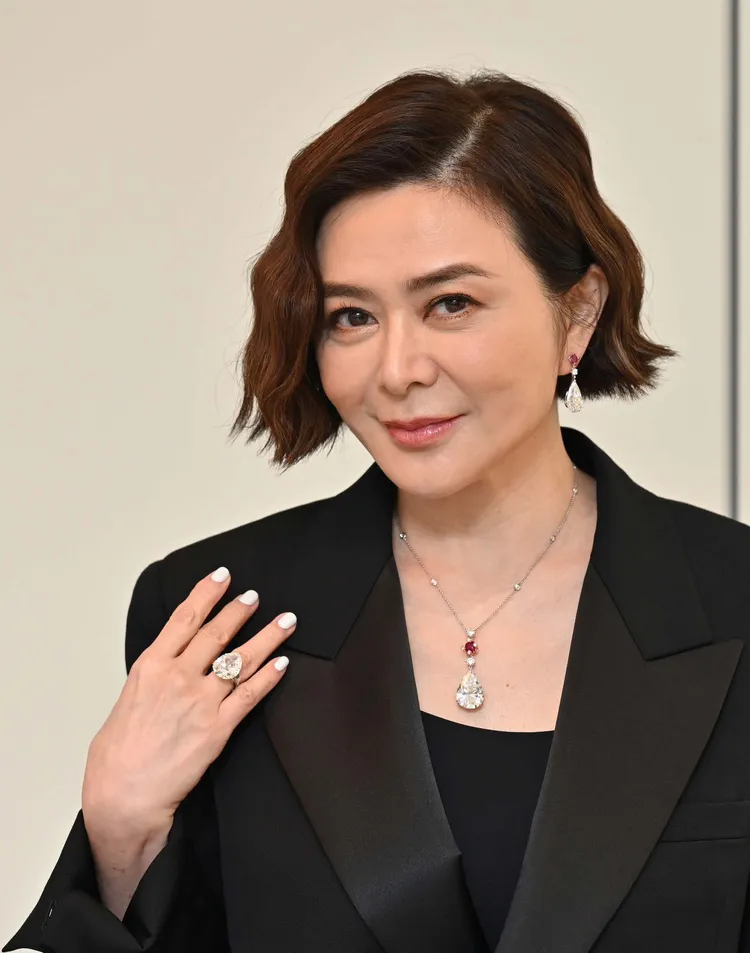 成功得標關之琳鑽石及紅寶石墜鍊的神祕現場買家，亦將與其配套的耳環一併收入囊中。佳士得提供