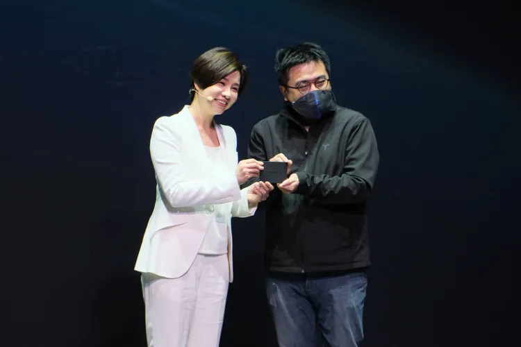 Tesla 將象徵新車交付的 Model Y 卡片鑰匙交付給首批準車主代表。陳志淵攝