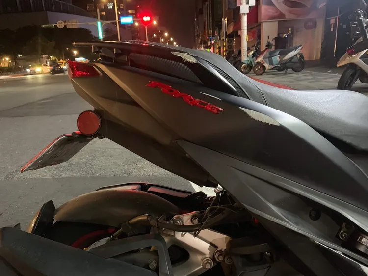 劉姓少年無照騎車，事故發生後，機車外殼也受損。翻攝畫面