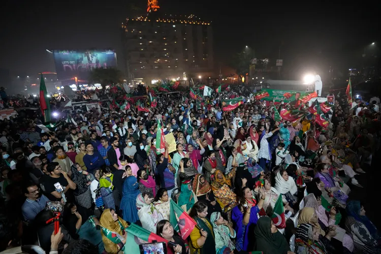 巴基斯坦正義運動黨（PTI）支持者5日在拉合爾針對伊姆蘭汗遇刺一世上街抗議。美聯社