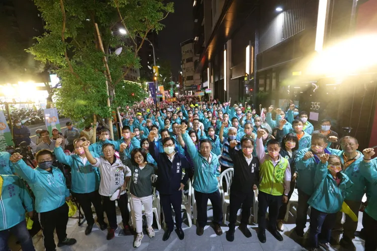 陳其邁里長後援會，其中有二成原本親藍。陳辦提供