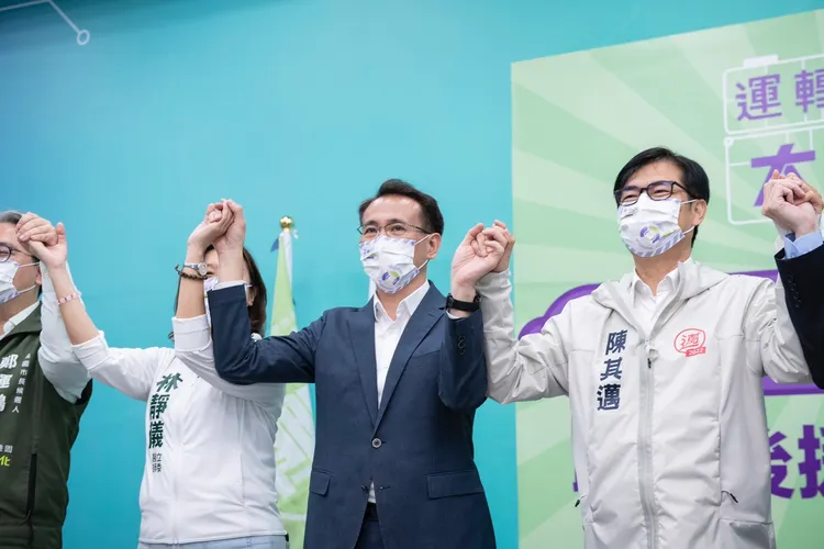 陳其邁南北奔波，為民進黨縣市長候選選人助講站台，堪稱是「最強母雞」。競總提供