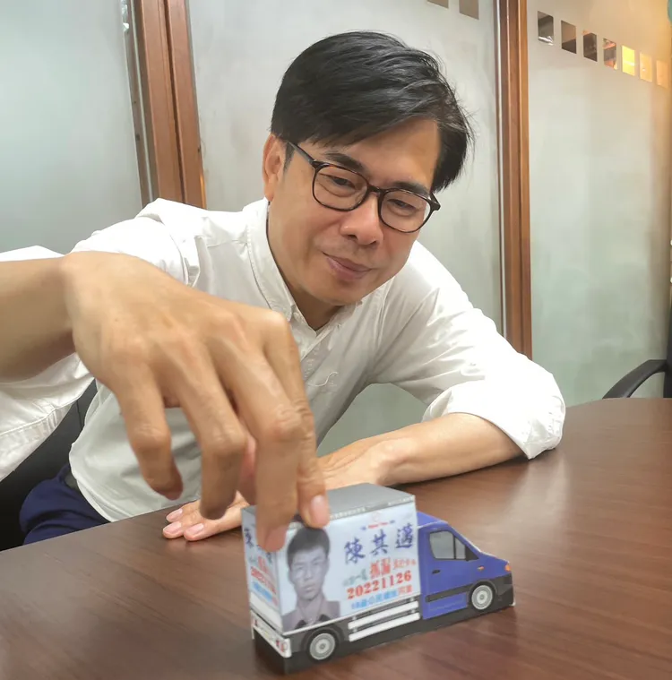 陳其邁創造「青春抓漏車」為18歲公民權催票等話題。競總提供