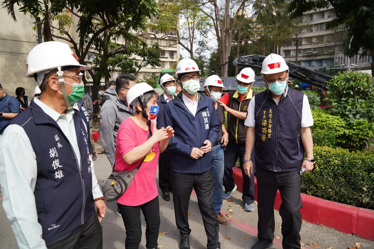 眷村道路修整30多年難解,陳其邁先攬下處理,凸顯施政不分藍綠。 市府提供
