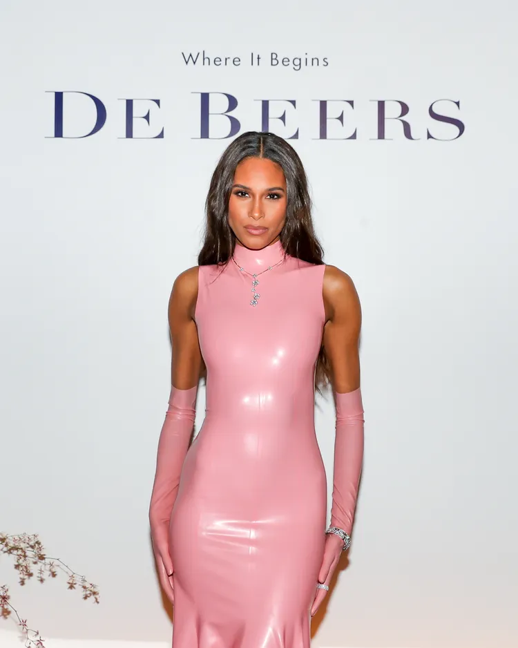 前維多利亞的祕密天使超模Cindy Bruna穿粉嫩緊身禮服。品牌提供