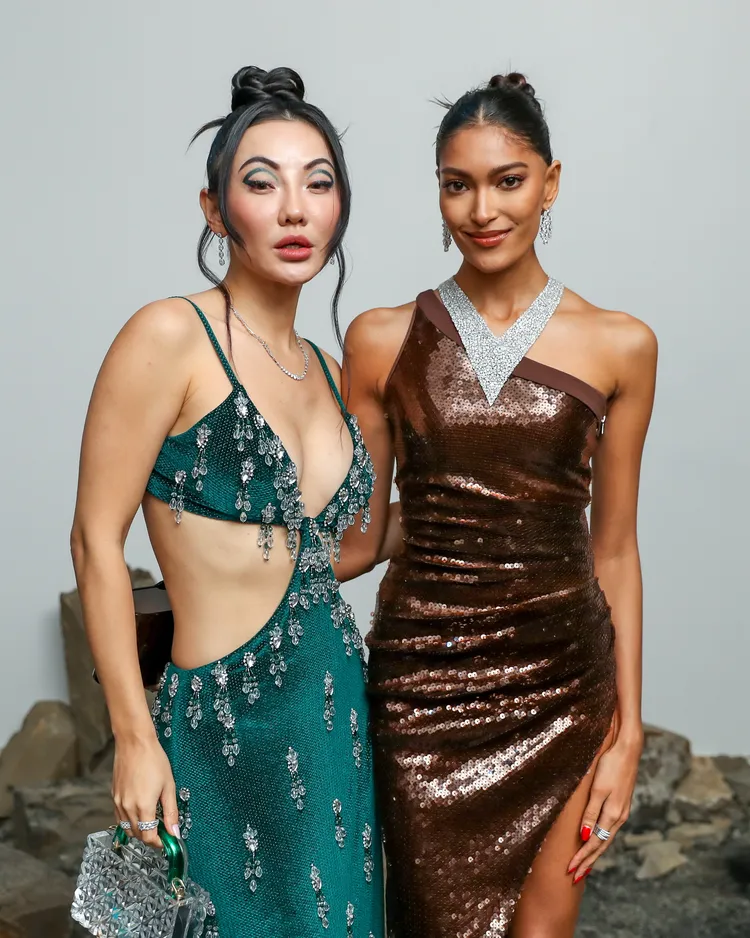 Jessica Wang（左）與名模Pritika Swarup同框，其裸露禮服造型顯得不甚高級。品牌提供