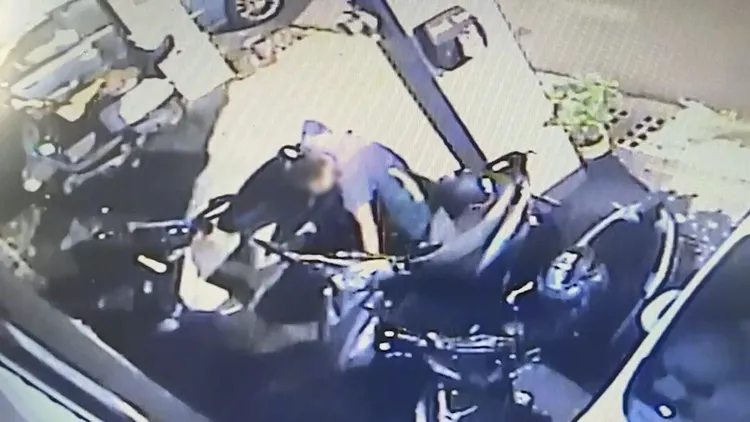李姓男子伸手偷走被害人放在機車前置物箱的皮夾，內有現金1300元。讀者提供