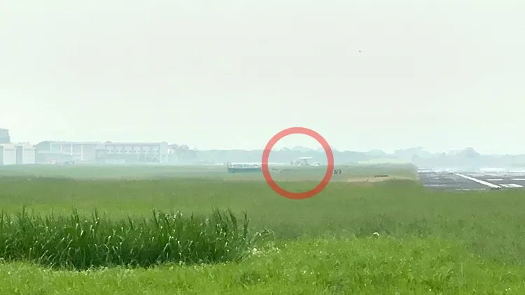 空軍1架E-2K預警機今早降落衝出跑道，機腹著地趴在機場端。民眾提供