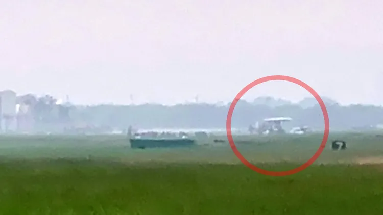 空軍1架E-2K預警機今早降落衝出跑道，機腹著地趴在機場端。民眾提供