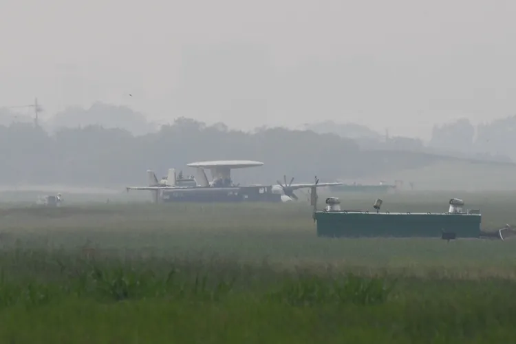 空軍1架E-2K預警機今早降落衝出跑道，機腹著地趴在機場端。民眾提供
