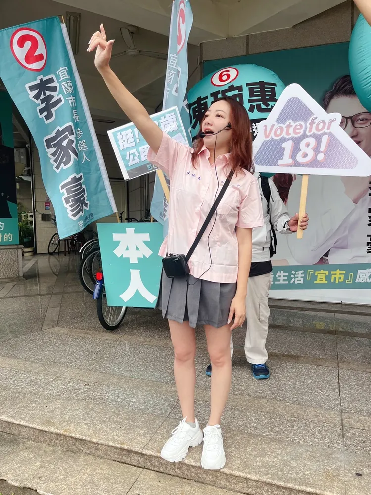 陳琬惠今早穿高中制服拉票。翻攝畫面