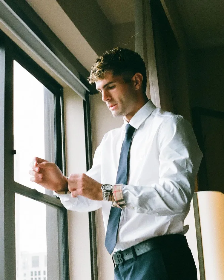 普利希克在2019年以約20億9000萬元台幣合約加盟英國超級足球聯賽名門切爾西隊至今，入手要價約2500萬元台幣的百達翡麗Nautilus型號5711鉑金祖母綠腕錶，也是小錢。翻攝Christian Pulisic  IG