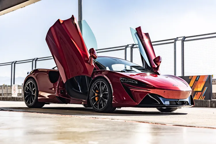 蝶翼式上掀車門是每一部McLaren必備的搶眼元素。業者提供