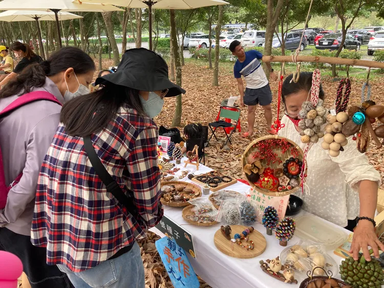 民眾逛市集，與攤商互動。陳宏銘攝