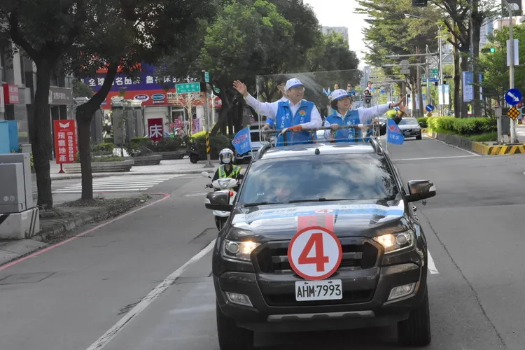新竹縣長楊文科沿路向縣民揮手謝票。翻攝畫面