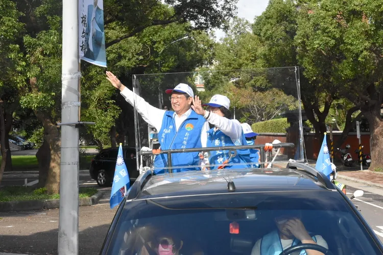 新竹縣長楊文科沿路向縣民揮手謝票。翻攝畫面