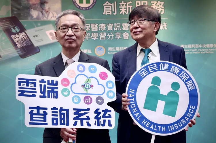 衛福部長薛瑞元(左)和李伯璋(右)今出席「健保醫療資訊雲端查詢系統標竿學習分享會」。林林攝