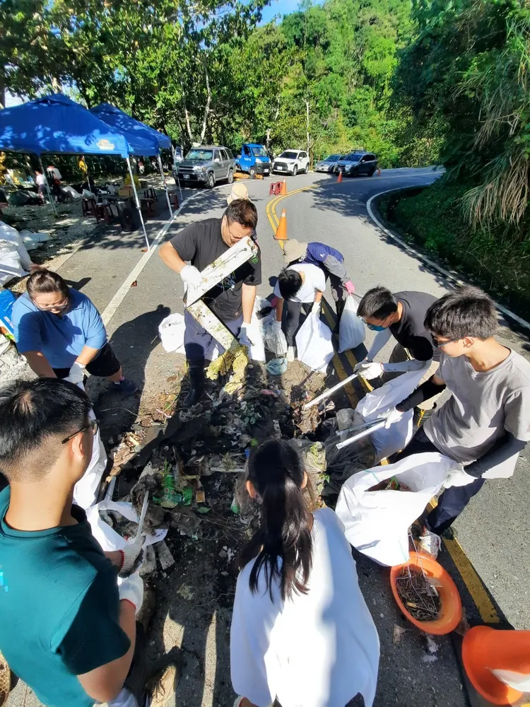 垂降撿回的垃圾有便斗、假人還有貓狗屍體。戶外亦溯提供