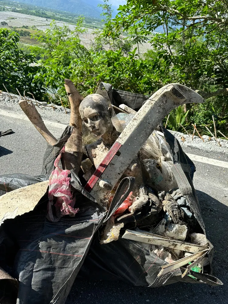 垂降撿回的垃圾有便斗、假人還有貓狗屍體。戶外亦溯提供