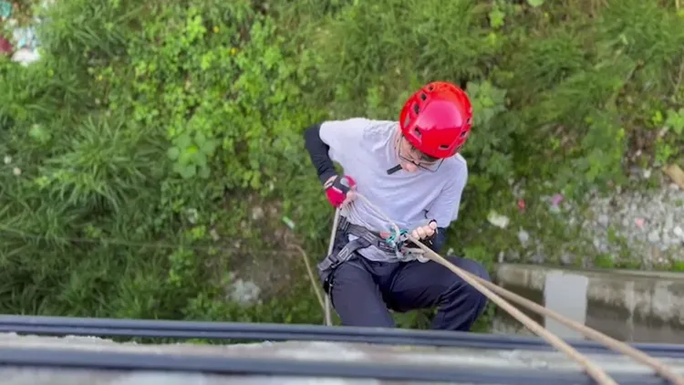 登山愛好者昨天在海岸山脈月眉段垂降撿回1.5公噸垃圾。戶外亦溯提供