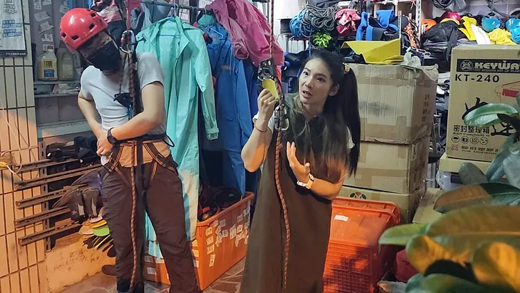 詹喬愉（三條魚Tri Fish）友情支援培訓登山社學生垂降技巧。戶外亦溯提供