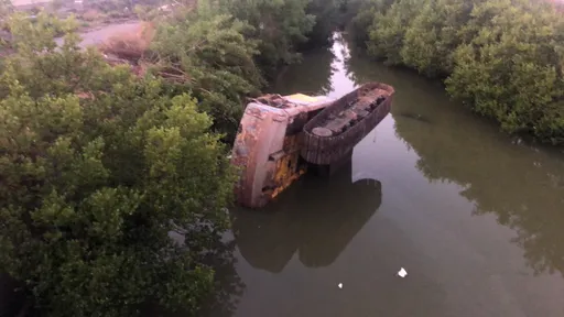 台南驚傳挖土機翻落水池　駕駛受困溺斃