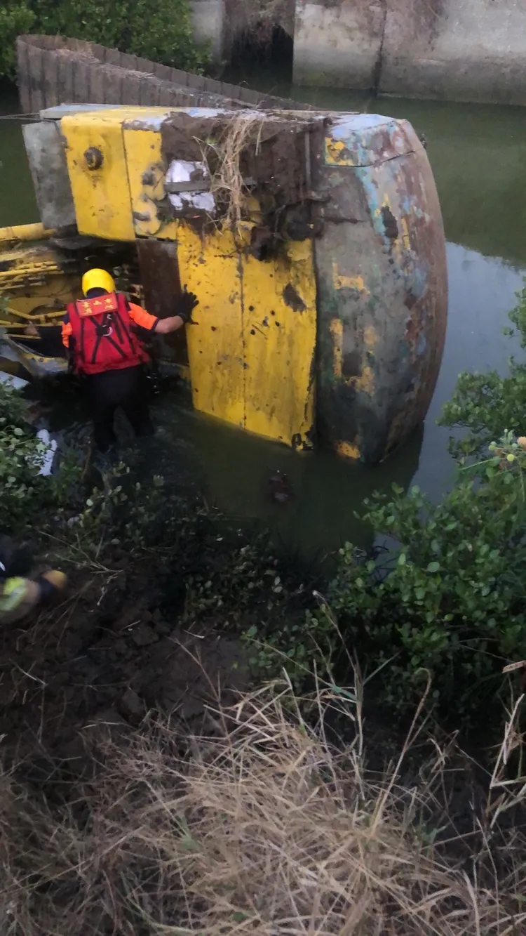 警消到場發現駕駛受困。讀者提供