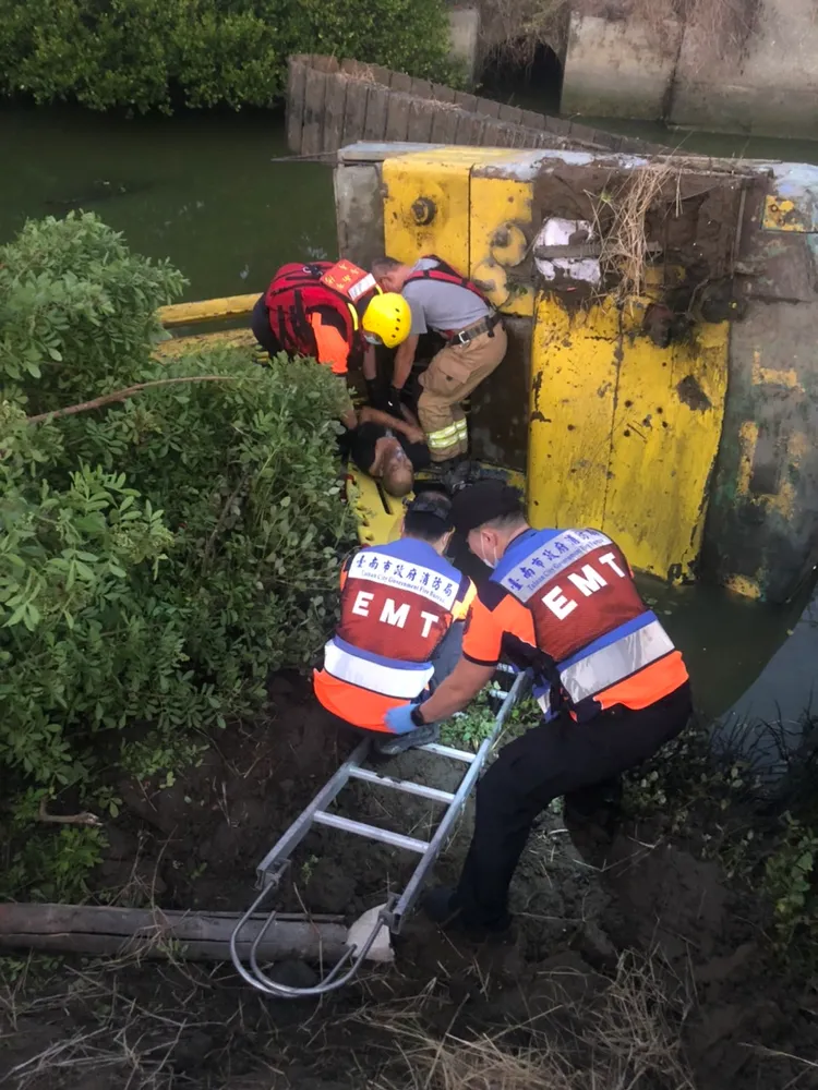約花十分鐘將人救出送醫。讀者提供