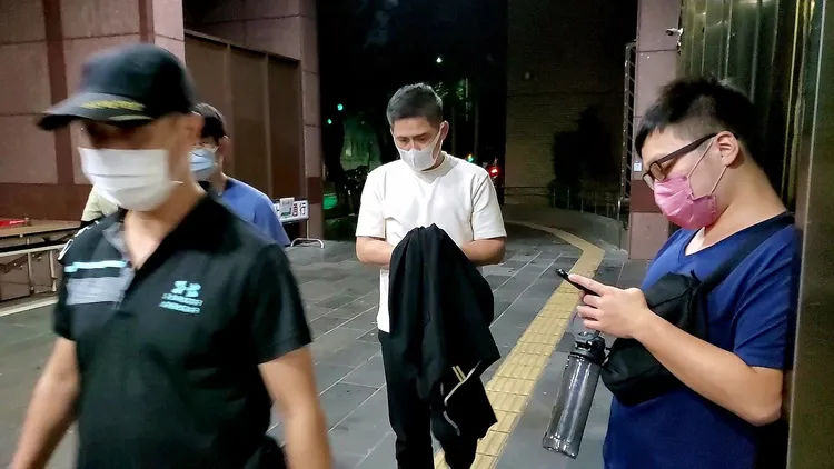 向男(中)75萬交保。呂志明攝