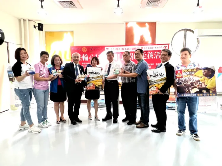 七個扶輪社歲末送暖，捐贈飼料與醫療物資給高雄市府動保處。高市府提供