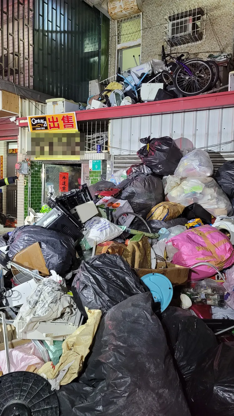 連屋頂都堆滿回收廢棄物。劉榮輝攝