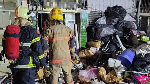 台南透天厝火警 屋內、屋頂驚見垃圾山「有夠誇張」