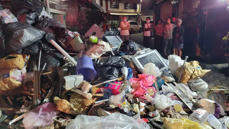 起火戶屋內屋外堆滿回收廢棄物。劉榮輝攝