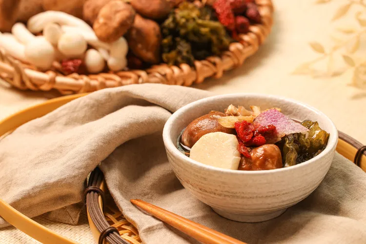 「蘇澳四季雙泉館－雨來菇山藥煲」以昆布為基底，加入藥膳熬煮湯頭。業者提供