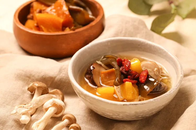 「台南館－關廟鳳梨椒香蕈菇湯」選用醬鳳梨與什錦蕈菇煲製出清澈金湯。煙波集團提供