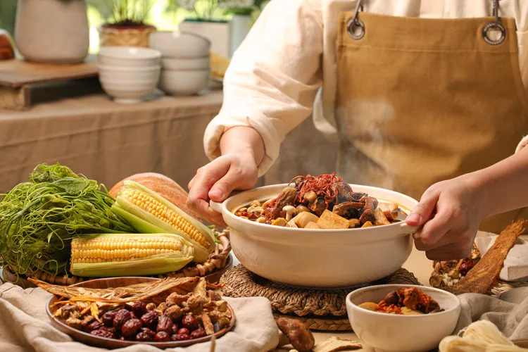 煙波早堂將自12/1至2023年2/28，每周六至一於早餐時段供應「陽明春天－何首烏養生湯」。業者提供