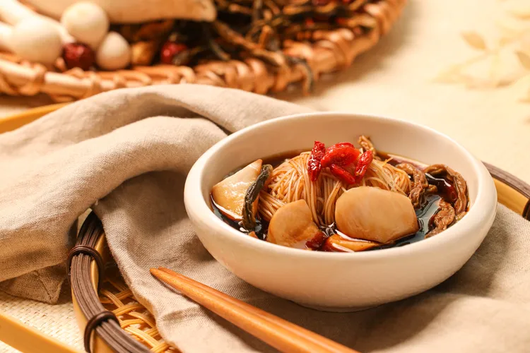 「新竹湖濱館－客家豇豆十全蔬食湯」以十種藥材搭以客家傳統「豇豆乾」熬煮出沁香四溢的湯頭。業者提供